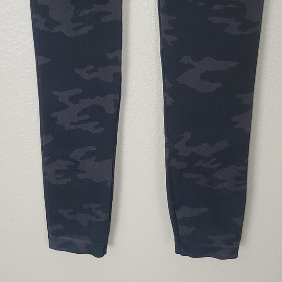Spanx Camo Look at Me Now Cropped Slimming Leggings - Picture 7 of 8